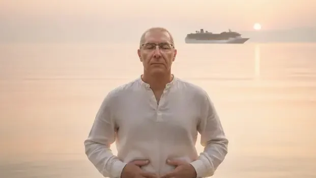 Personne méditant au bord d’un lac au lever du soleil, symbolisant la sérénité, l’introspection et la gestion des émotions.